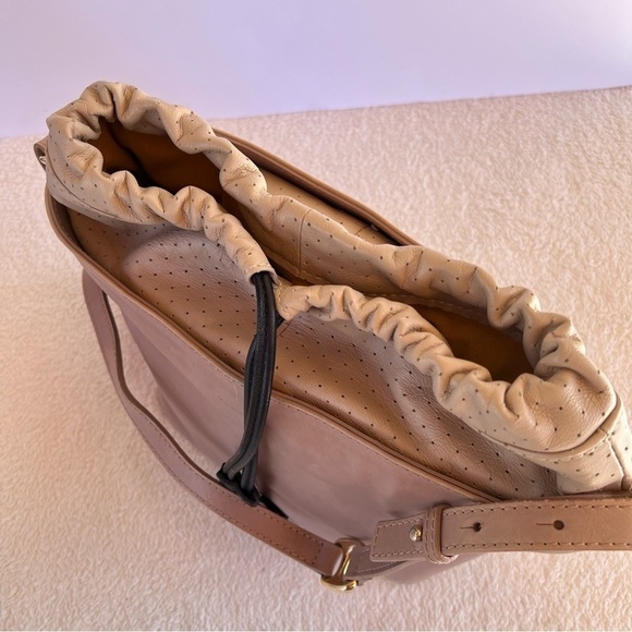 VIA REPUBBLICA LEATHER DRAWSTRING NEUTRAL SHOULDER HOBO BAG EUC - Picture 4 of 12